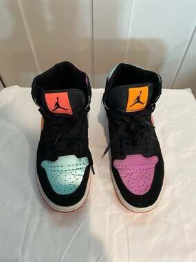 Air Jordan 1 Mid GS 'Candy' Mismatched Multi-Color (554725-083)
Youth size 5.5Y